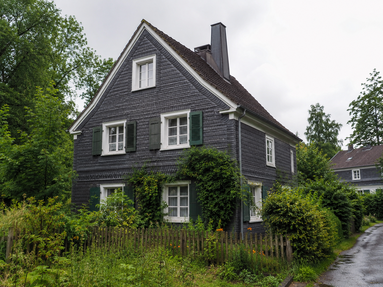 FachwerkHausÜberwucherterGarten